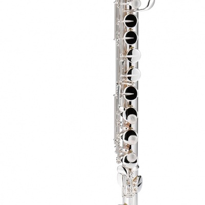 Flauta transversa prateada num suporte preto com detalhes amarelos