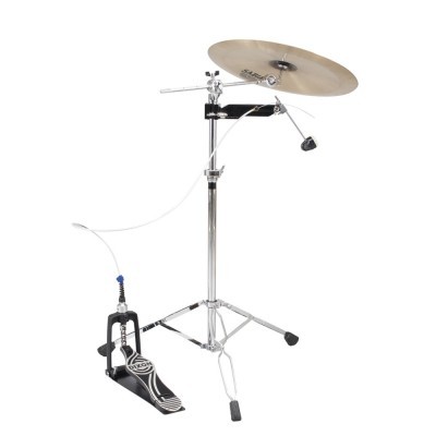 Pedal de prato com suporte e prato metálico dourado em fundo branco