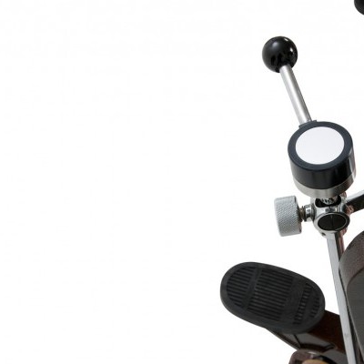 Detalhe do pedal e alavanca de resistência de bicicleta estática