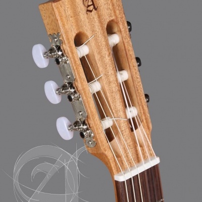 Cabeça de guitarra clássica em madeira clara com tarraxas metálicas e botões brancos