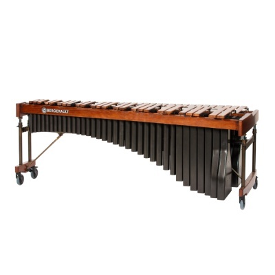 Marimba de madeira com estrutura metálica e rodas para transporte, com tubos ressonadores pretos e barras de madeira castanha.