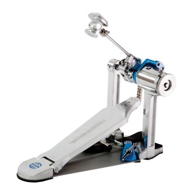 Pedal de bateria prateado com detalhes brancos e azuis, isolado em fundo branco