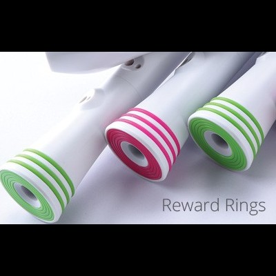 Três cilindros brancos com anéis coloridos e texto Reward Rings