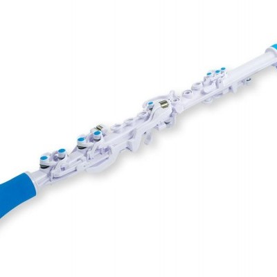 Clarinete plástico branco e azul sobre fundo branco
