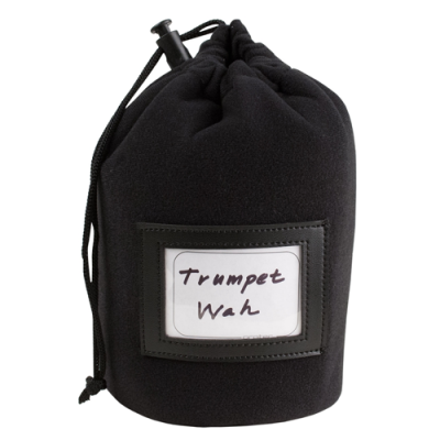 Saco protetor preto para instrumento com etiqueta 'Trumpet Wah'