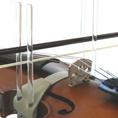 Close-up de violino marrom com arcos cruzados