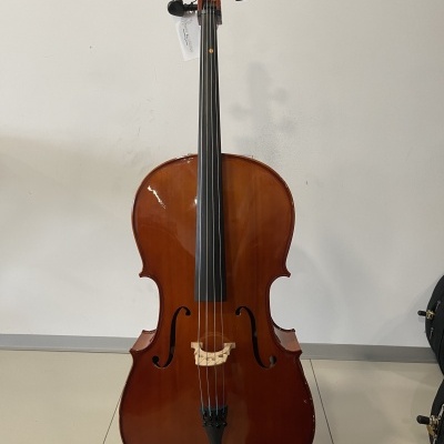 Violoncelo castanho em suporte de chão com fundo branco