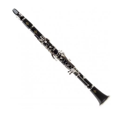 Clarinete preto com detalhes prateados em fundo branco