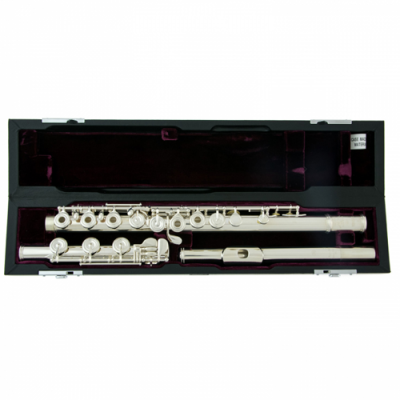 Flauta transversal prateada em estojo preto com interior roxo.