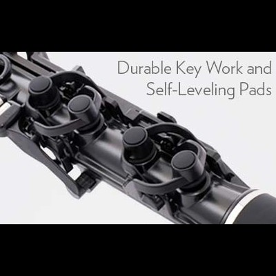 Parte de um clarinete preto com teclas e mecanismo, texto ao fundo