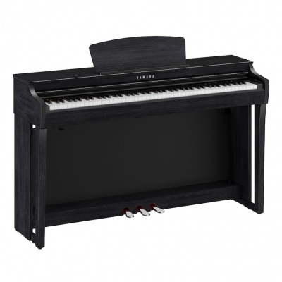 Piano digital Yamaha preto em madeira escura com três pedais