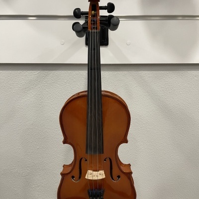 Violino de madeira castanha pendurado numa parede branca