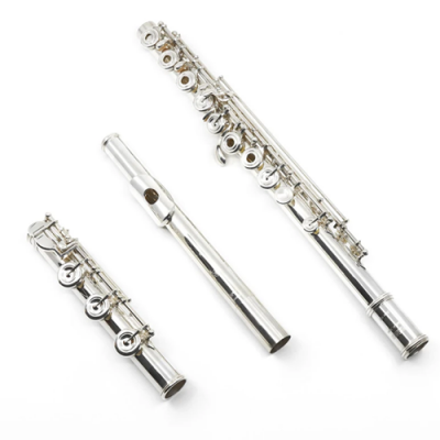 Flauta transversal metal prateado desmontada em três partes, sobre fundo branco