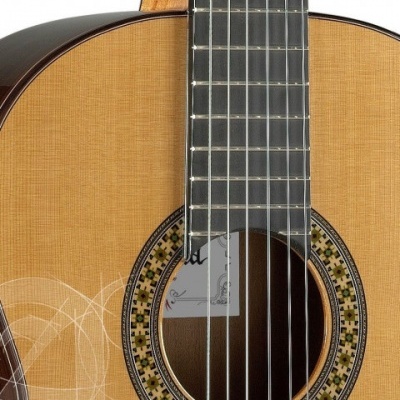 Guitarra clássica em madeira clara com detalhe em marchetaria no buraco de som