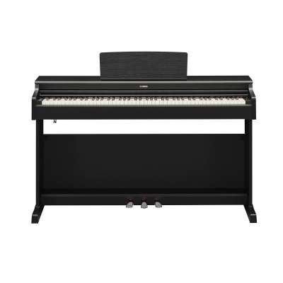 Piano digital preto Yamaha com 88 teclas e três pedais