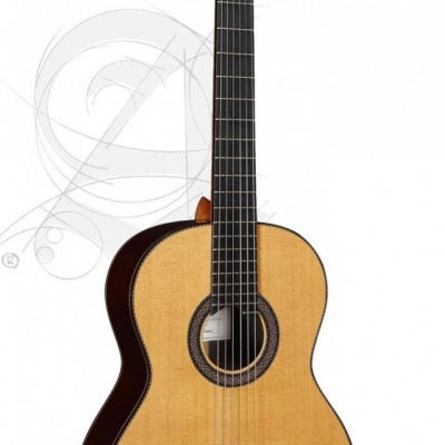 Guitarra clássica com corpo de madeira clara e laterais escuras