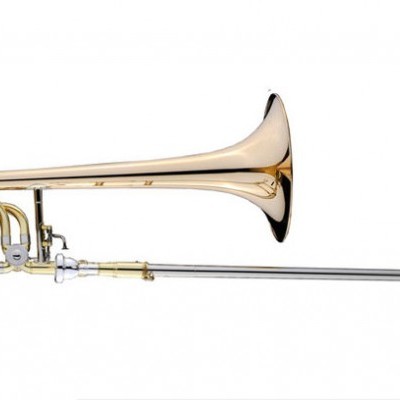 Trombone dourado com peças prateadas sobre fundo branco