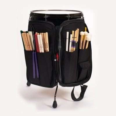 Porta-baquetas preto com várias baquetas em redor de tambor preto em fundo branco