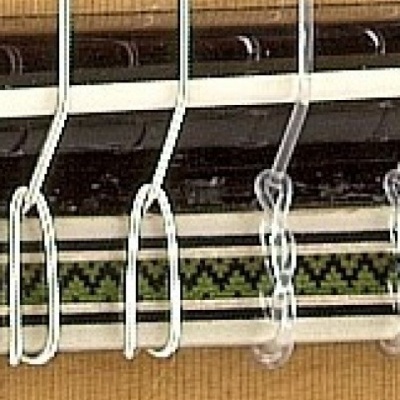 Estore de rolo com padrão verde e preto e cordas brancas para ajuste