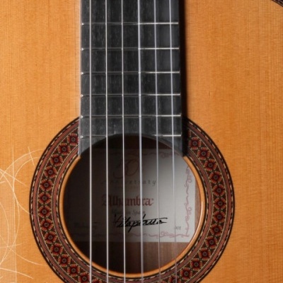 Parte central de guitarra clássica em madeira clara com cordas e aro decorativo