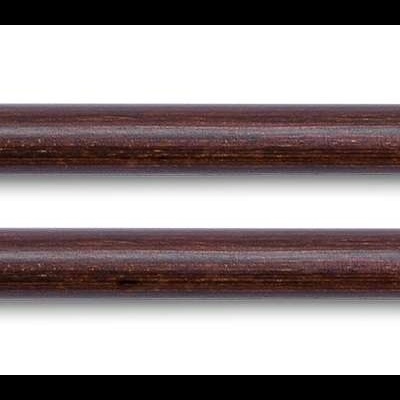 Par de baquetas de madeira castanha escura com texto branco impresso