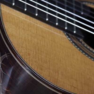 Guitarra clássica em madeira clara e escura com seis cordas