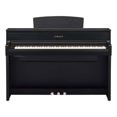 Piano digital Yamaha preto com 88 teclas e três pedais