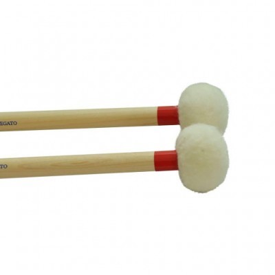 Par de baquetas com pontas felpudas brancas e cabo de madeira clara