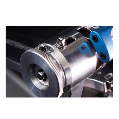 Componente metálico prateado e azul com parafusos num fundo escuro