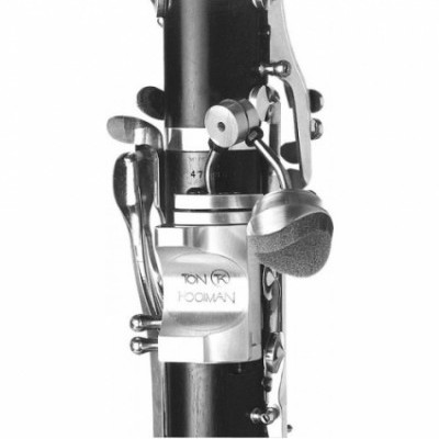 Clarinete com corpo preto e detalhes metálicos prateados, mostrando a inscrição TON HOOMAN