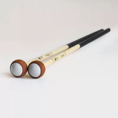 Par de baquetas para instrumento musical com cabo preto e branco