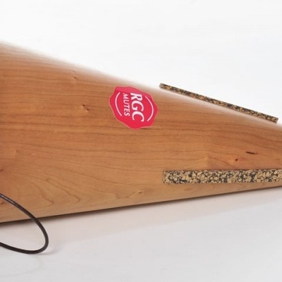 Instrumento musical cónico de madeira com autocolante vermelho e alça preta