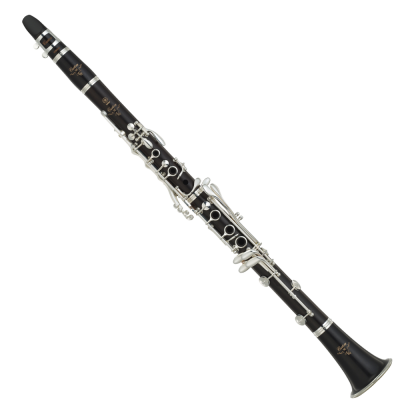 Clarinete preto com chaves e detalhes prateados