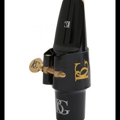 Mouthpiece de saxofone preto com detalhes dourados e logotipo BG