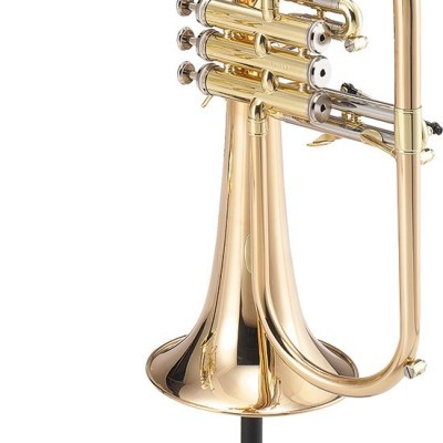 Trompete dourado em suporte Hercules com fundo branco