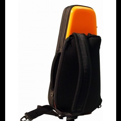 mochila preta com parte superior rígida laranja