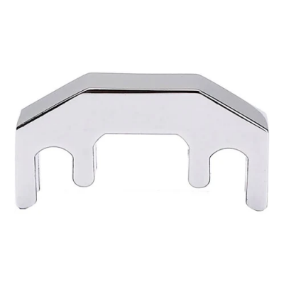 Peça metálica prateada com três entalhes em fundo branco