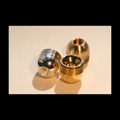 Três esferas metálicas abertas douradas e prateadas com inscrições, em superfície clara