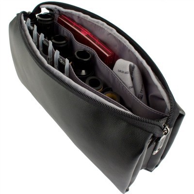 Bolsa preta aberta com frascos e embalagens CFMOTIO no interior