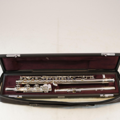 Flauta transversal em estojo retangular com interior bordô