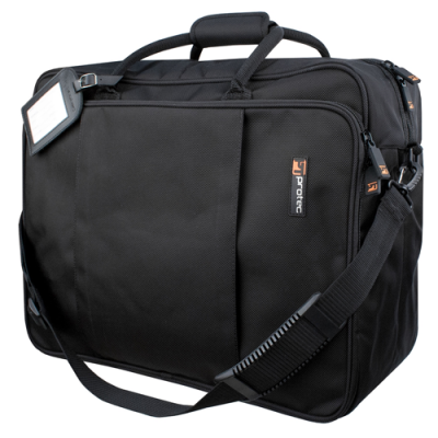 Mala de transporte preta com alças e etiqueta identificativa