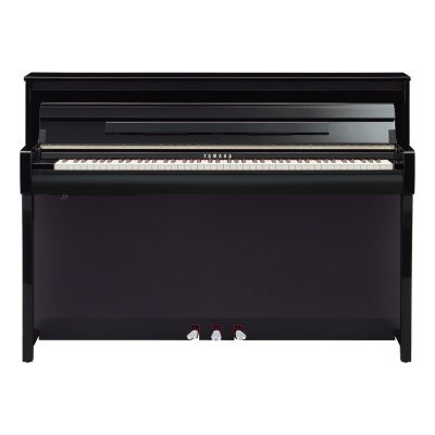 Piano vertical preto brilhante Yamaha com teclado padrão e três pedais