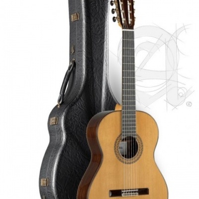 Violão clássico em madeira com estojo rígido preto e textura