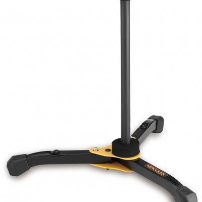 Suporte de microfone preto tipo tripé com detalhe amarelo e almofada de espuma na haste