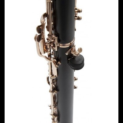 Pormenor aproximado de clarinete preto com chaves metálicas prateadas