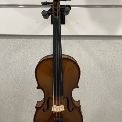 Violino castanho pendurado numa parede branca