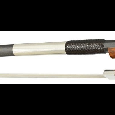 Arco de violino de madeira castanha com partes pretas e metálicas