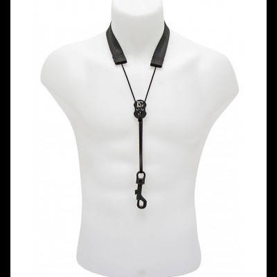 Corda preta com fecho para pendurar mostrada num manequim branco