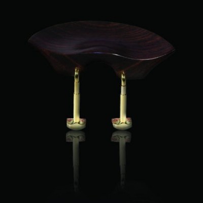 Banco com assento em madeira escura e base metálica dourada