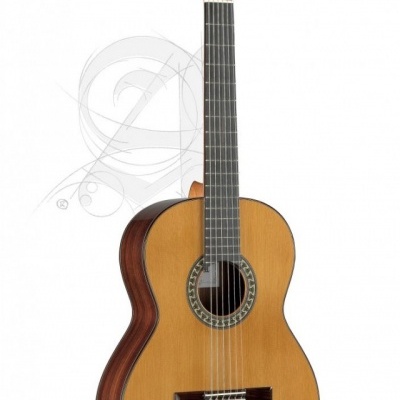 Guitarra clássica de madeira com tampo claro e laterais escuras